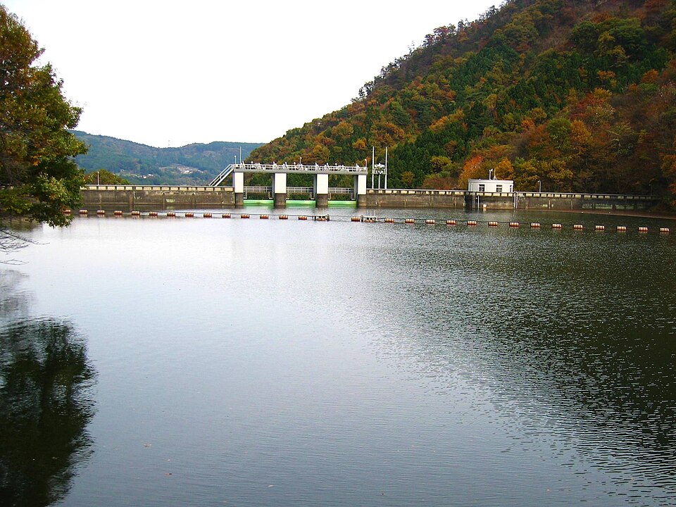 Fayl:Nakagi Dam and lake.jpg