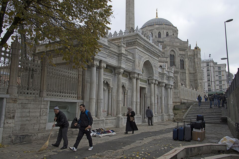 Fayl:Pertevniyal Valide Sultan Mosque 6623.jpg