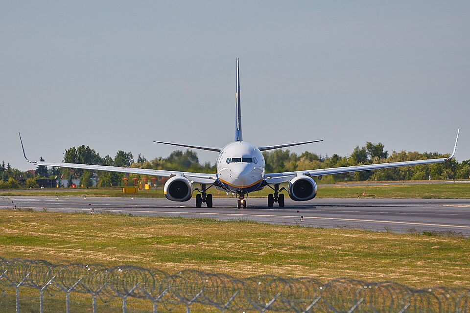 Fayl:Ryanair Boeing 737-800 EI-DwK EPPO-6.jpg