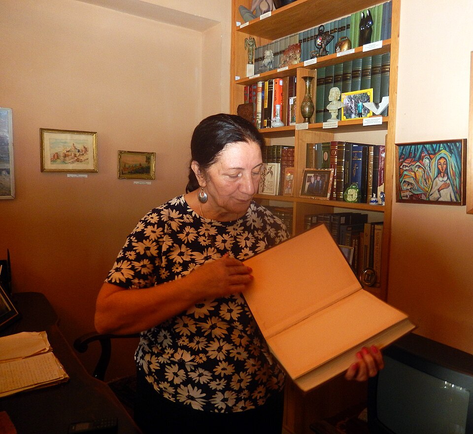 Fayl:Silva Kaputikyan House Museum (12).jpg