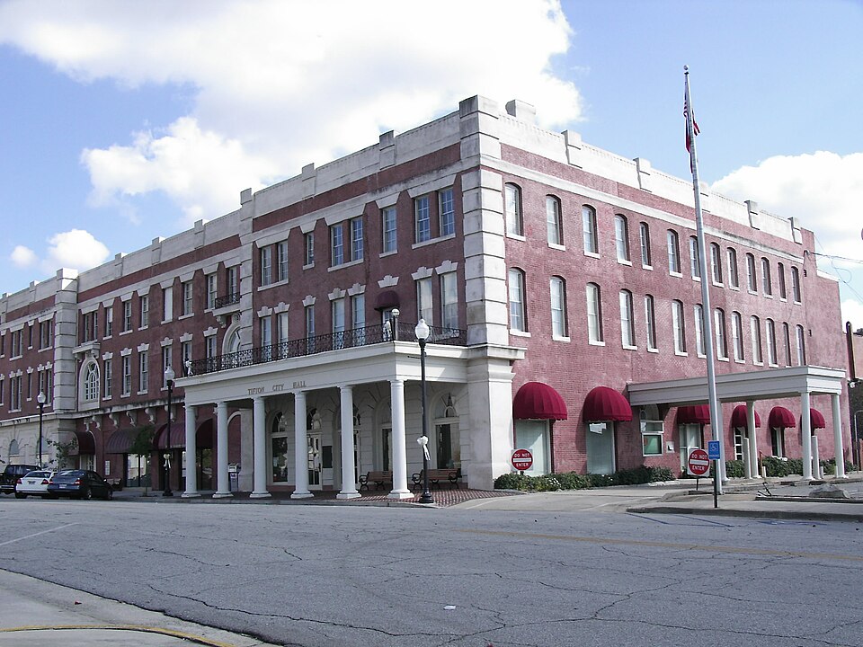 Fayl:TiftonCityHall.JPG