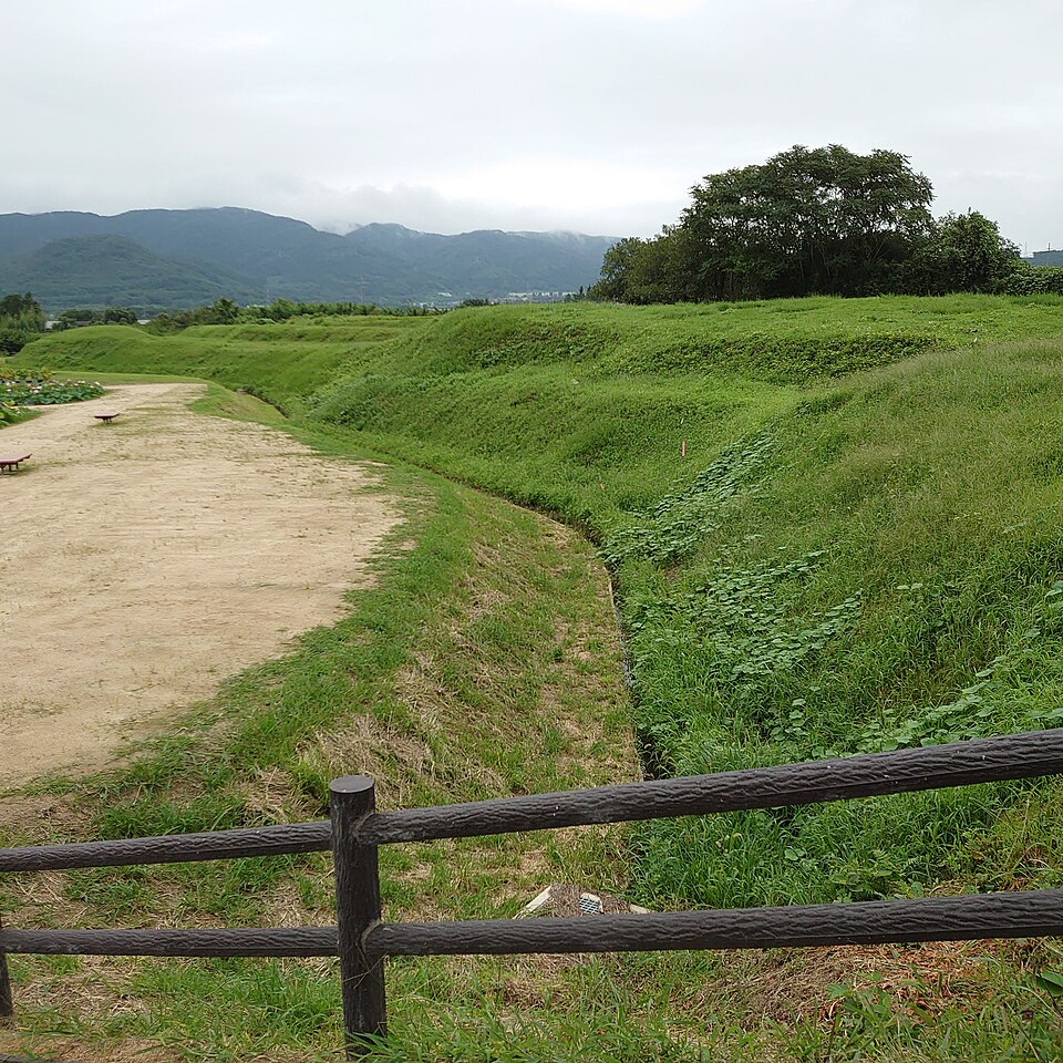 Fayl:Atukashiyama bourui.jpg