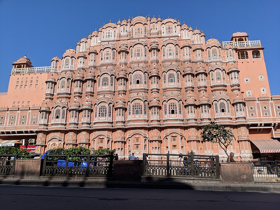 Fayl:Hawa Mahal, Jaipur 2019.jpg