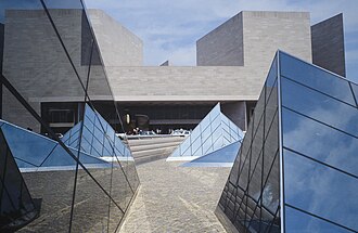 West Building plaza markazi, Sharqiy binoga kirish tomon sharqqa qaragan (2000)