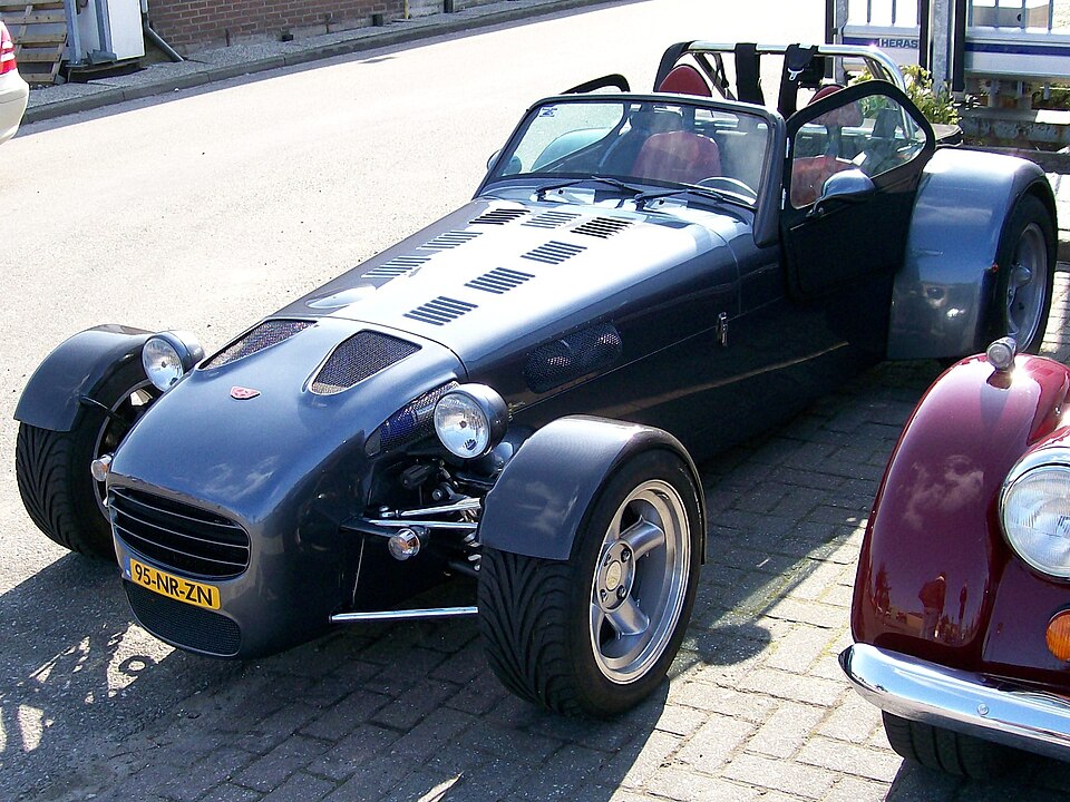 Fayl:Pronk-Baas Challenge Donkervoort.jpg