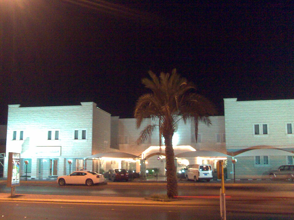 Fayl:Unaizah Hotel.jpg