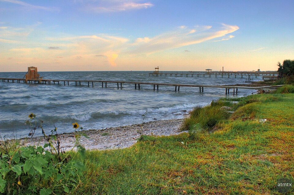 Fayl:Aransas Bay piers.jpg