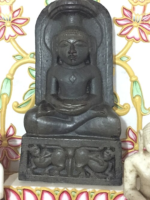 Fayl:Pateriaji Garbha Griha Bhattarka Mahendrakirti.jpg