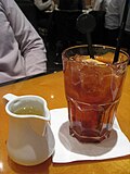 Choy restoranlarida muzlatilgan limonli choy, ba'zi choy restoranlari mijozlarga o'z xohishlariga ko'ra siro'p qo'shishlariga ruxsat berishadi.