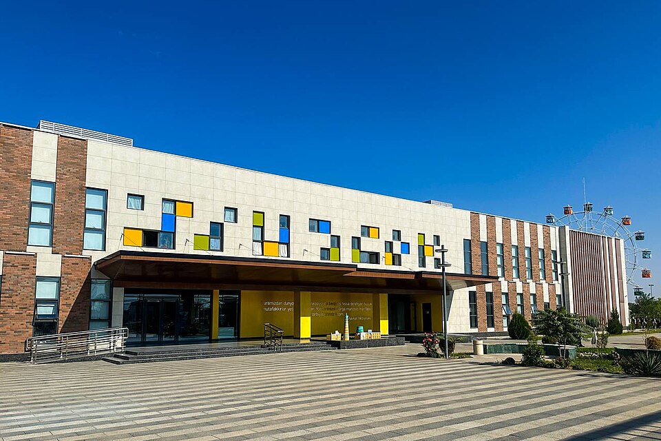 Fayl:President school Khiva.jpg