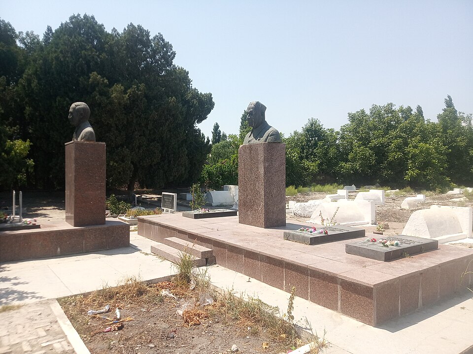 Fayl:Usmonxoʻjayevlar haykali.jpg