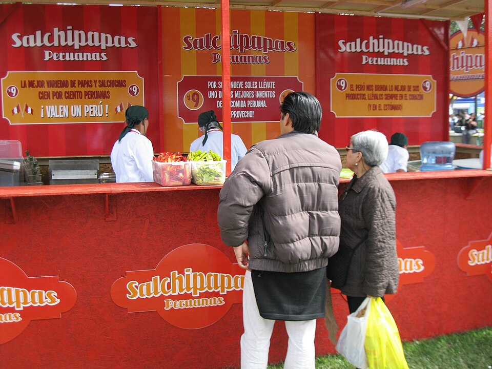 Fayl:Venta de salchipapas peruanas.jpg