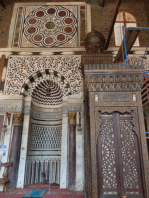 Fayl:Al-Muayyad Mosque mihrab and minbar.jpg