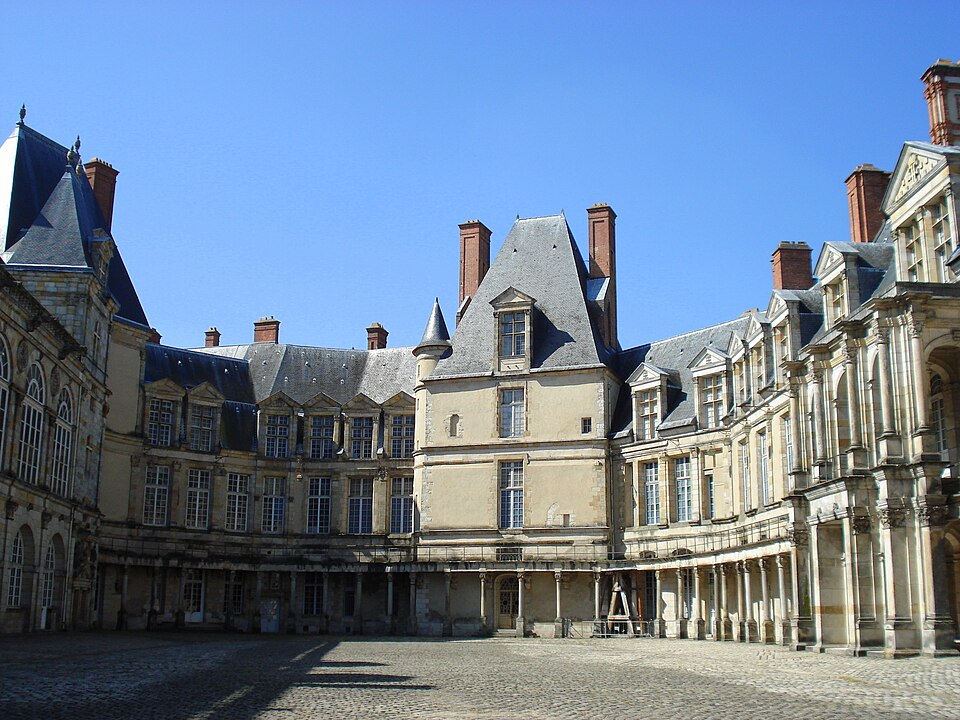 Fayl:Chateau de Fontainebleau Cour ovale.jpg