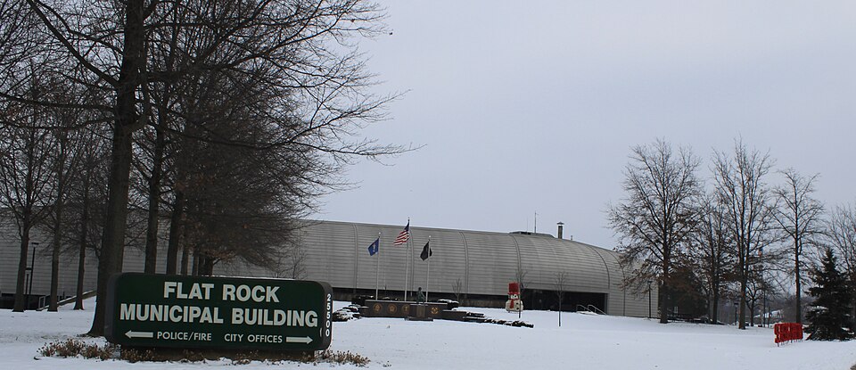 Fayl:Flat Rock Michigan Municipal Building.JPG