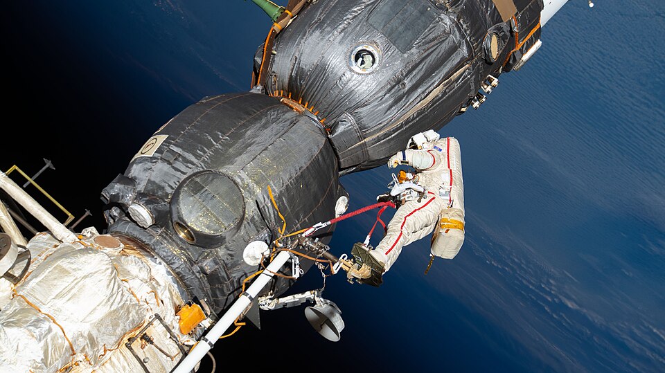 Fayl:ISS-57 EVA (b) Oleg Kononenko.jpg