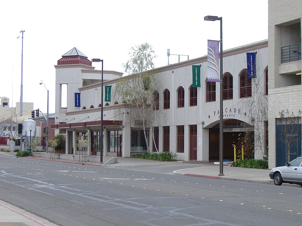 Fayl:Merced CA Downtown Parcade.jpg