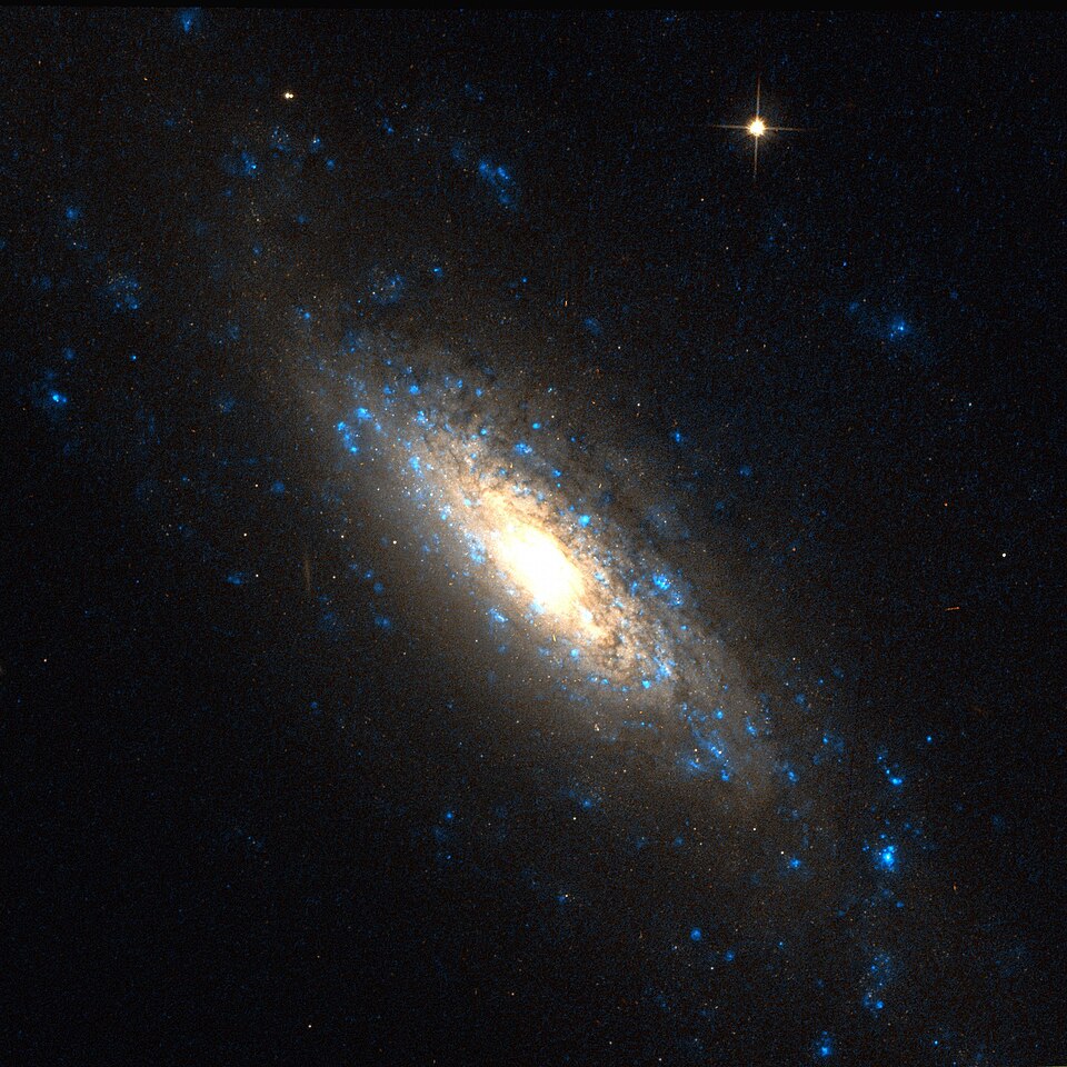 Fayl:NGC 5879 Hubble.jpg