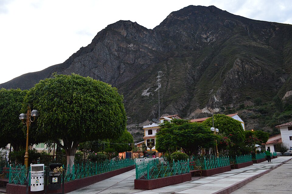 Fayl:Plaza de Armas de Rahuapampa.jpg