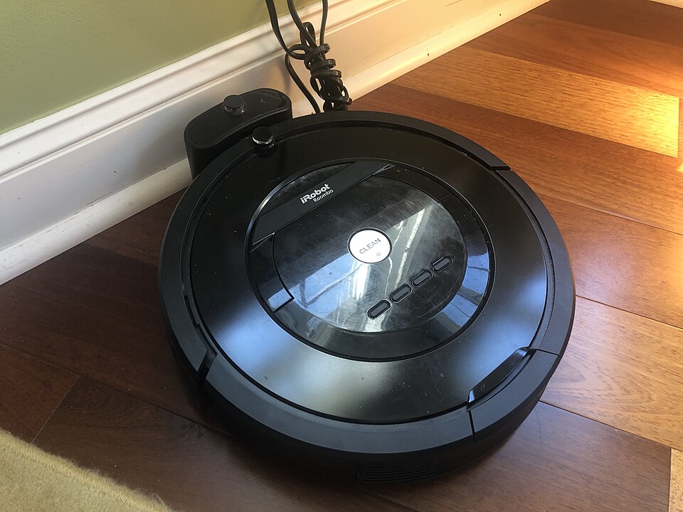 Fayl:Roomba 805 charging.jpg