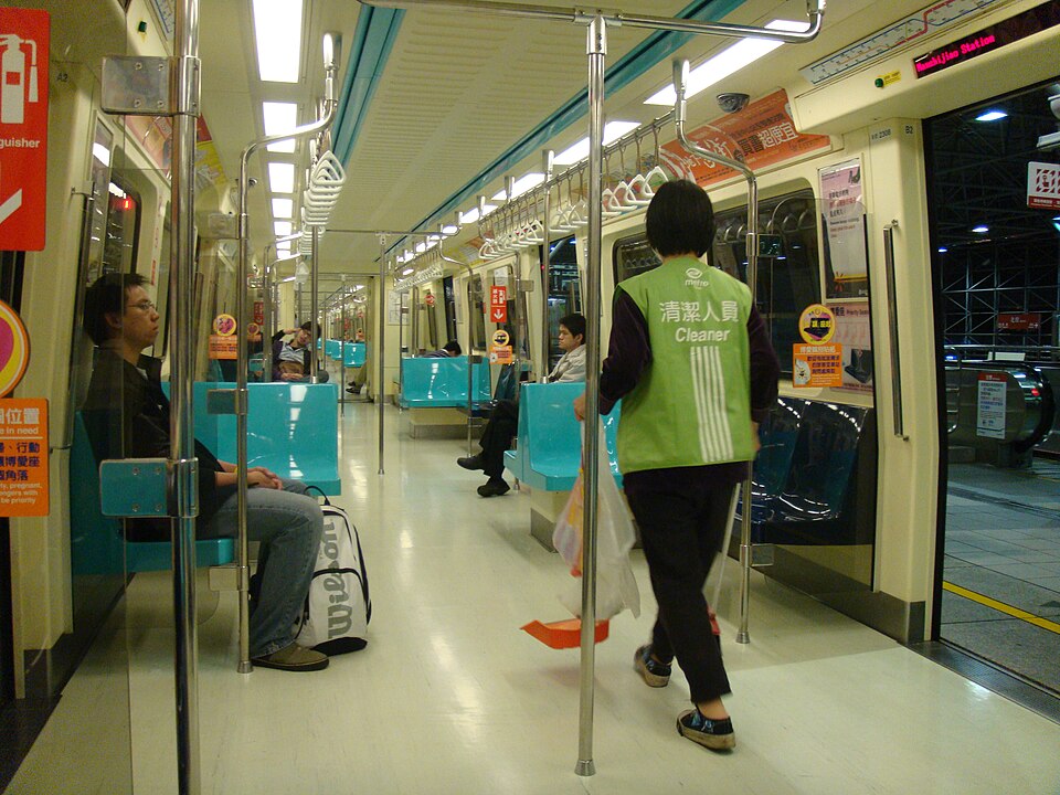 Fayl:TaipeiMetro-Cleaner.JPG