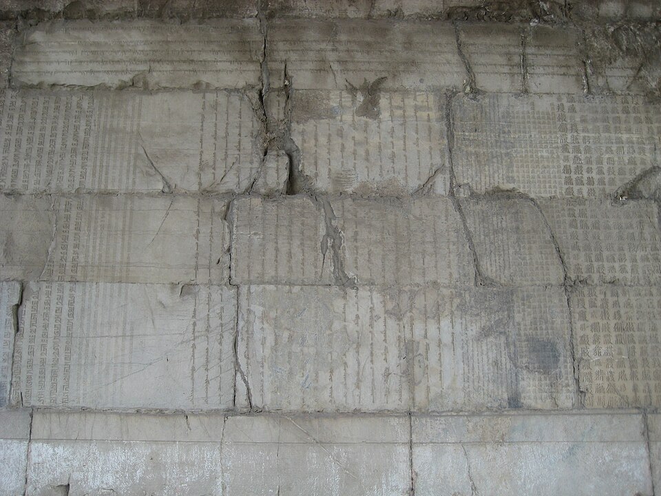 Fayl:Yuntai Uyghur east wall.jpg