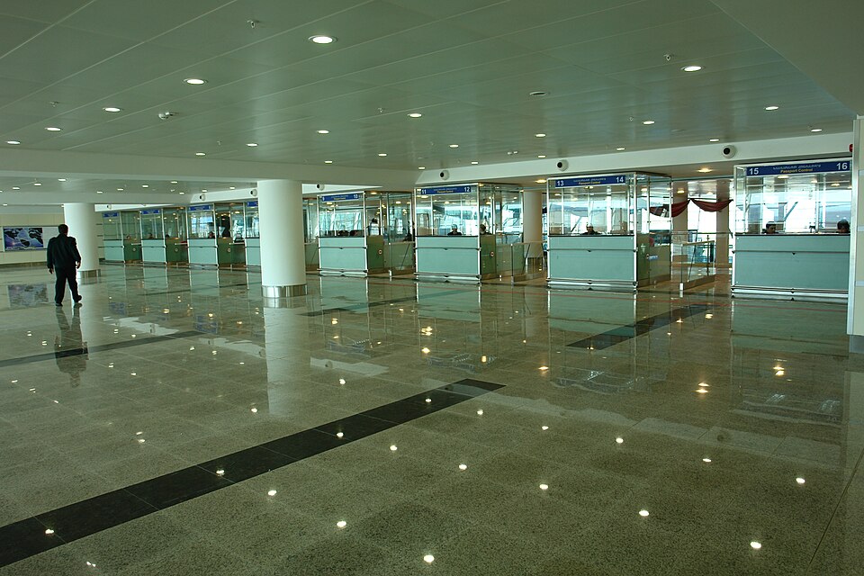 Fayl:Arrvals Passport Control large.jpg