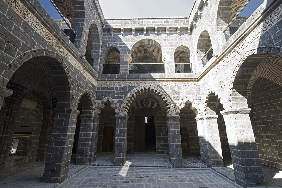 Fayl:Diyarbakır Mesudiye Medresesi 3694.jpg