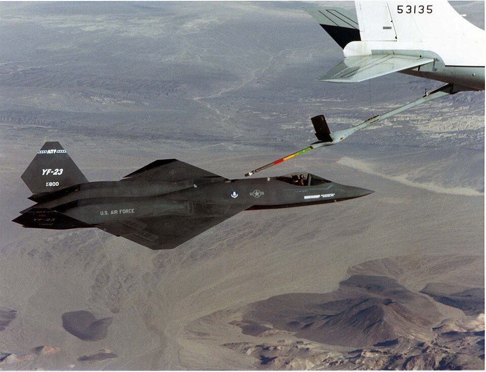 Fayl:YF-23 refueling.jpg