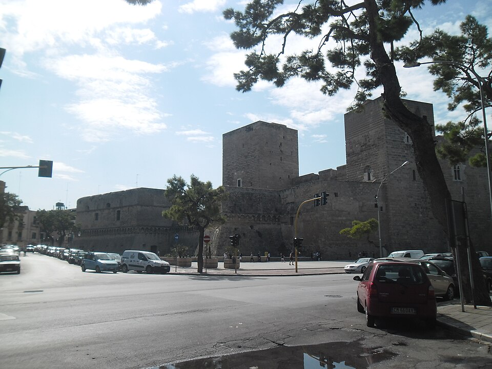 Fayl:Castello normanno-svevo (Bari) 2017.jpg