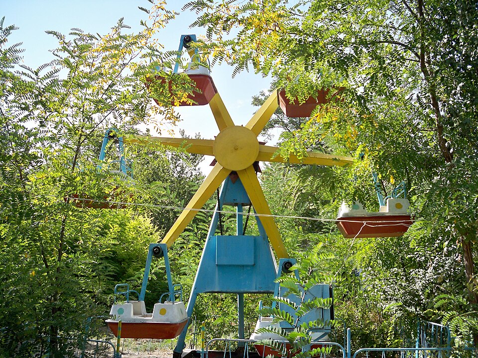 Fayl:Children's Ferris wheel in Sulukta.JPG