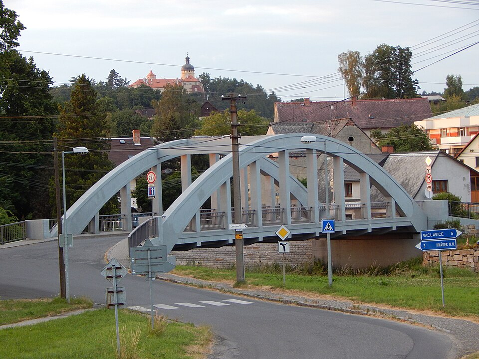 Fayl:Chotyně - most přes Nisu.jpg