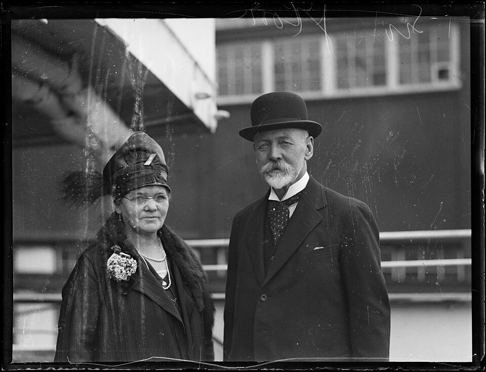Fayl:Joseph and Mary Cook 1.jpg