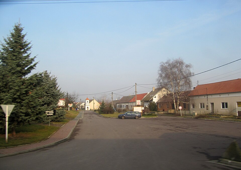 Fayl:Lechovice, náves.jpg