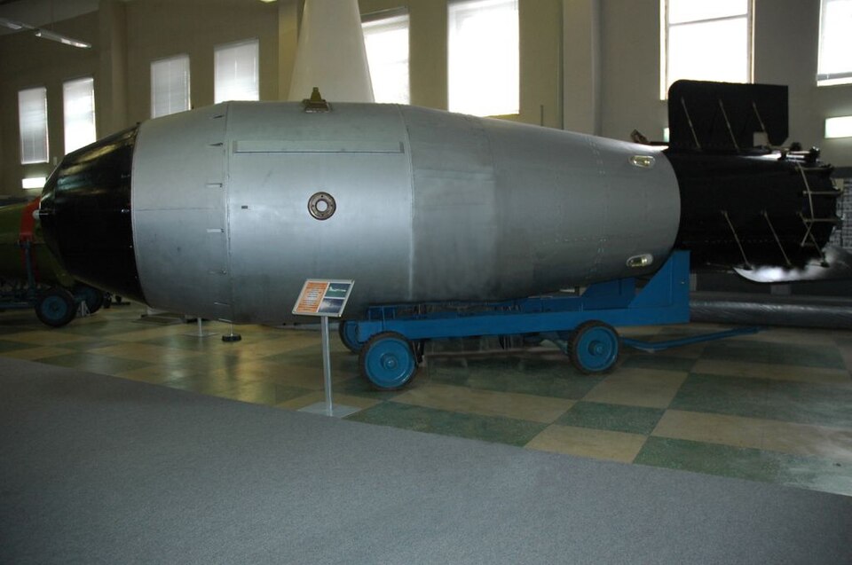 Fayl:Tsar Bomba Revised.jpg
