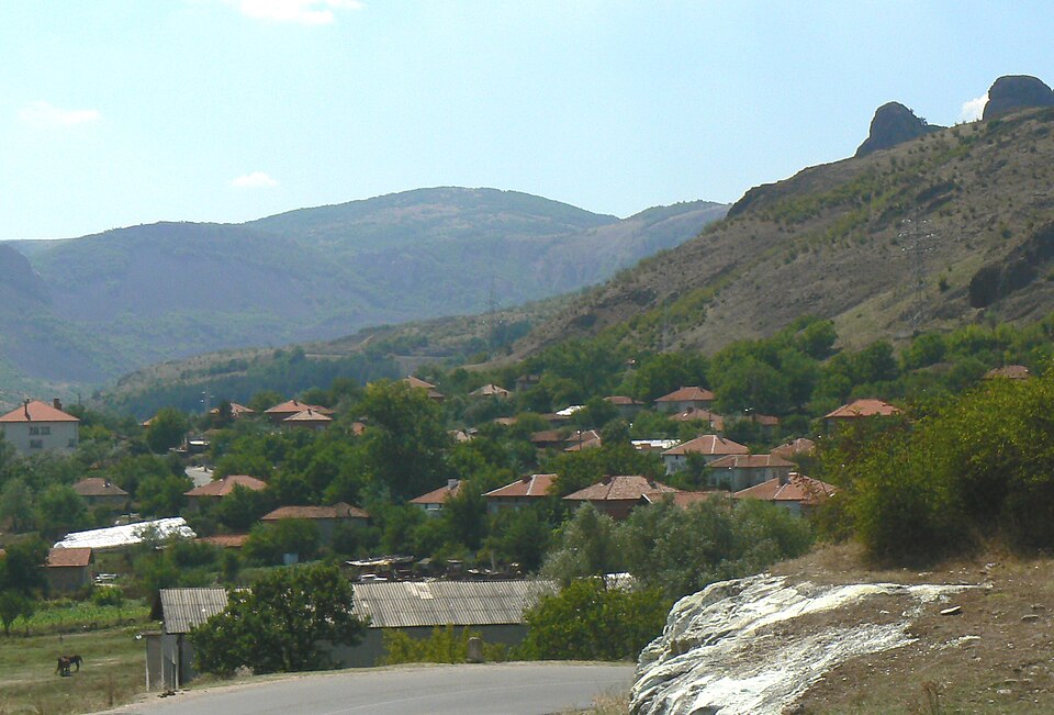 Fayl:Village-Rabovo-Bulgaria.JPG