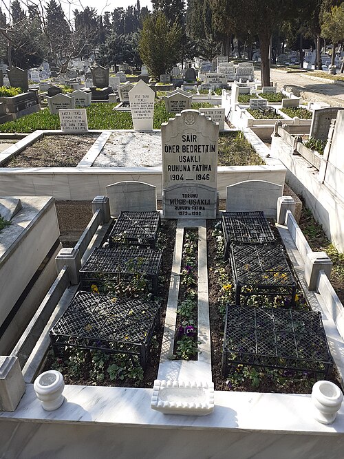 Fayl:Grave of Ömer Bedrettin Uşaklı.jpg