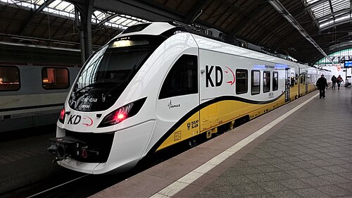 Koleje Dolnośląskie poyezdi Wrocław Glowny temir yoʻl stansiyasida.