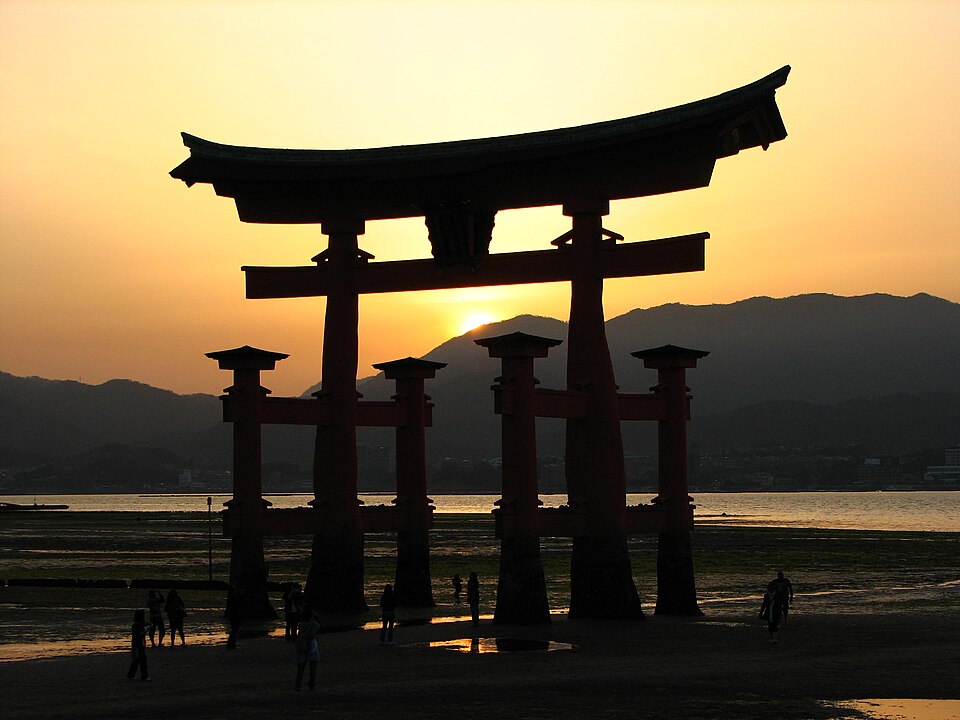 Fayl:Itsukushima-jinja torii at sunset.jpg