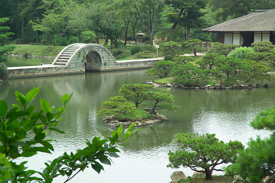 Fayl:Rainbow bridge in Shukkei-en Hiroshima.jpg