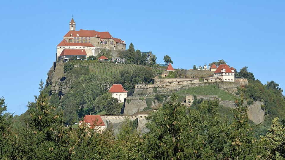 Fayl:Riegersburg - Burganlage, Südansicht.JPG