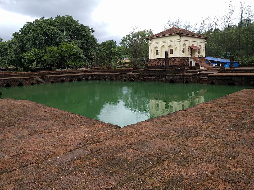 Fayl:Safa Masjid at Ponda.jpg