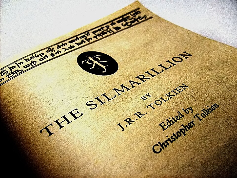 Fayl:Silmarillion, Just under the Cover.jpg