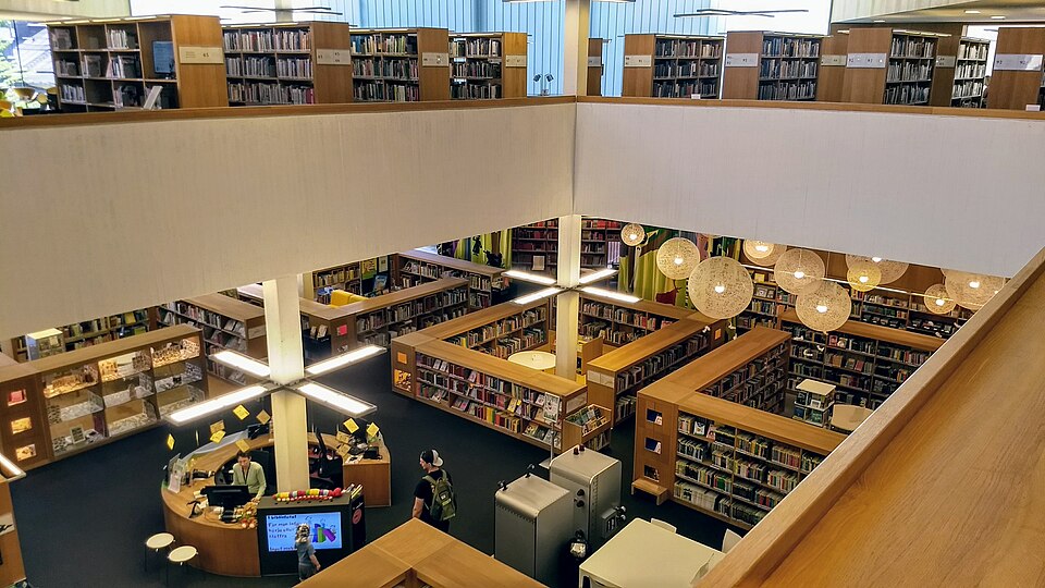 Fayl:Turun kaupunginkirjasto sisältä 2018.jpg