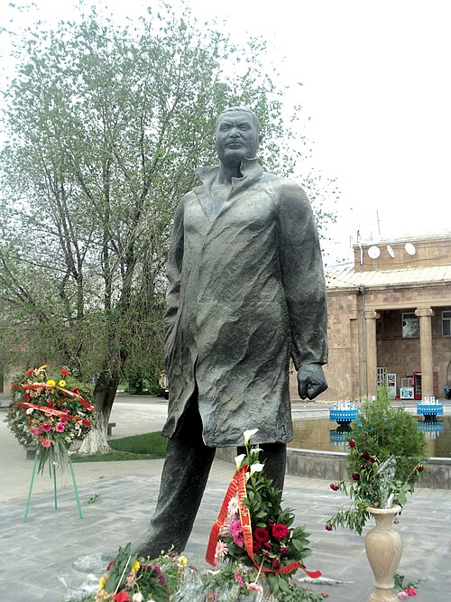 Fayl:«Վազգեն Սարգսյանի» արձանը Արարատում.JPG
