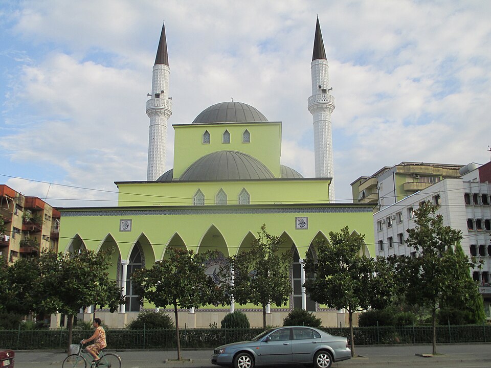 Fayl:Parruce Mosque in Shkodra.JPG