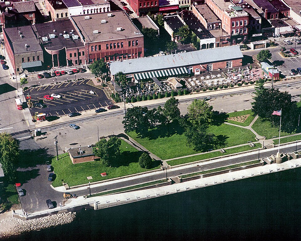 Fayl:Stillwater Minnesota waterfront aerial view.jpg
