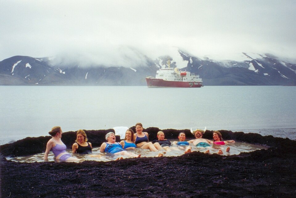 Fayl:Deception-Tourists.jpg