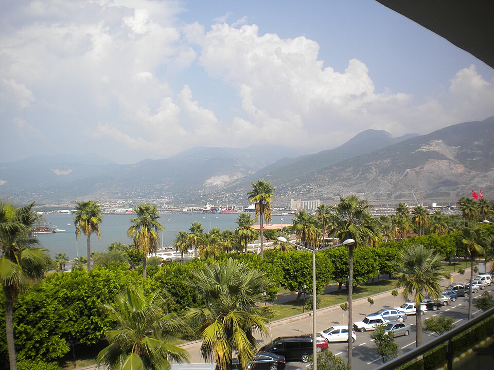 Fayl:IskenderunShorelineWithMountain092012.jpg