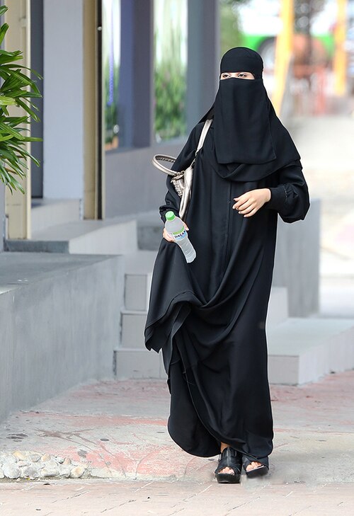 Fayl:Saudi in niqab.jpg